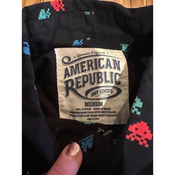 👾 American Republic Space Invaders Button-Down Shirt – Size M – 100% Cotton (#2 - Picture 5 of 7
